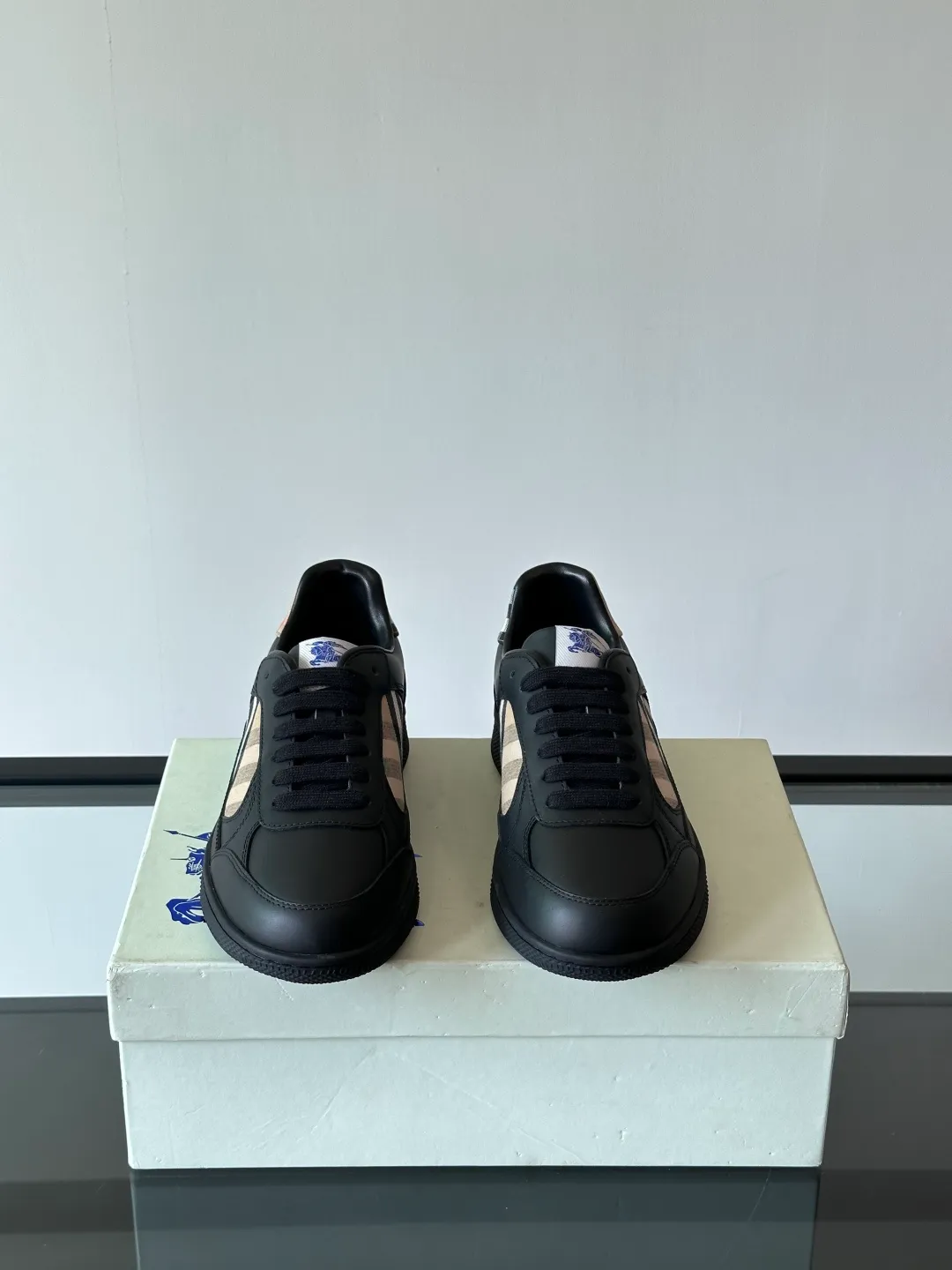 p400💰Men's Shoes ▫️B's men's classic low-top sneakers are reinterpreted with Vintage retro plaid cotton and cowhide materials, and are decorated with a new brand logo. Features embossed Burberry lettering logo on heel and original outsole! Size: 38-44 (45.46 customized)